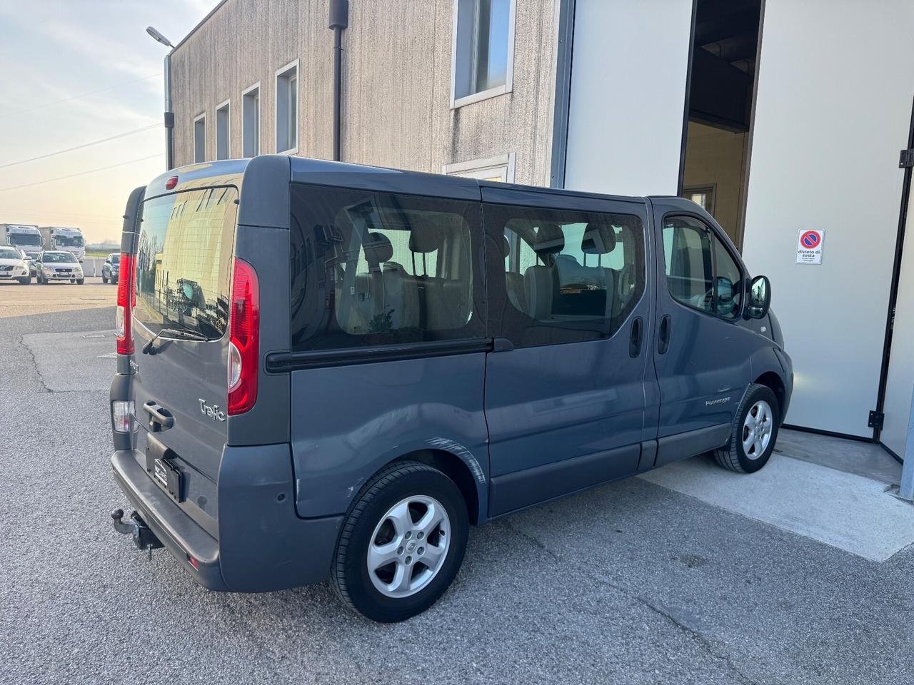 Renault Trafic 2.0 dci 9 posti