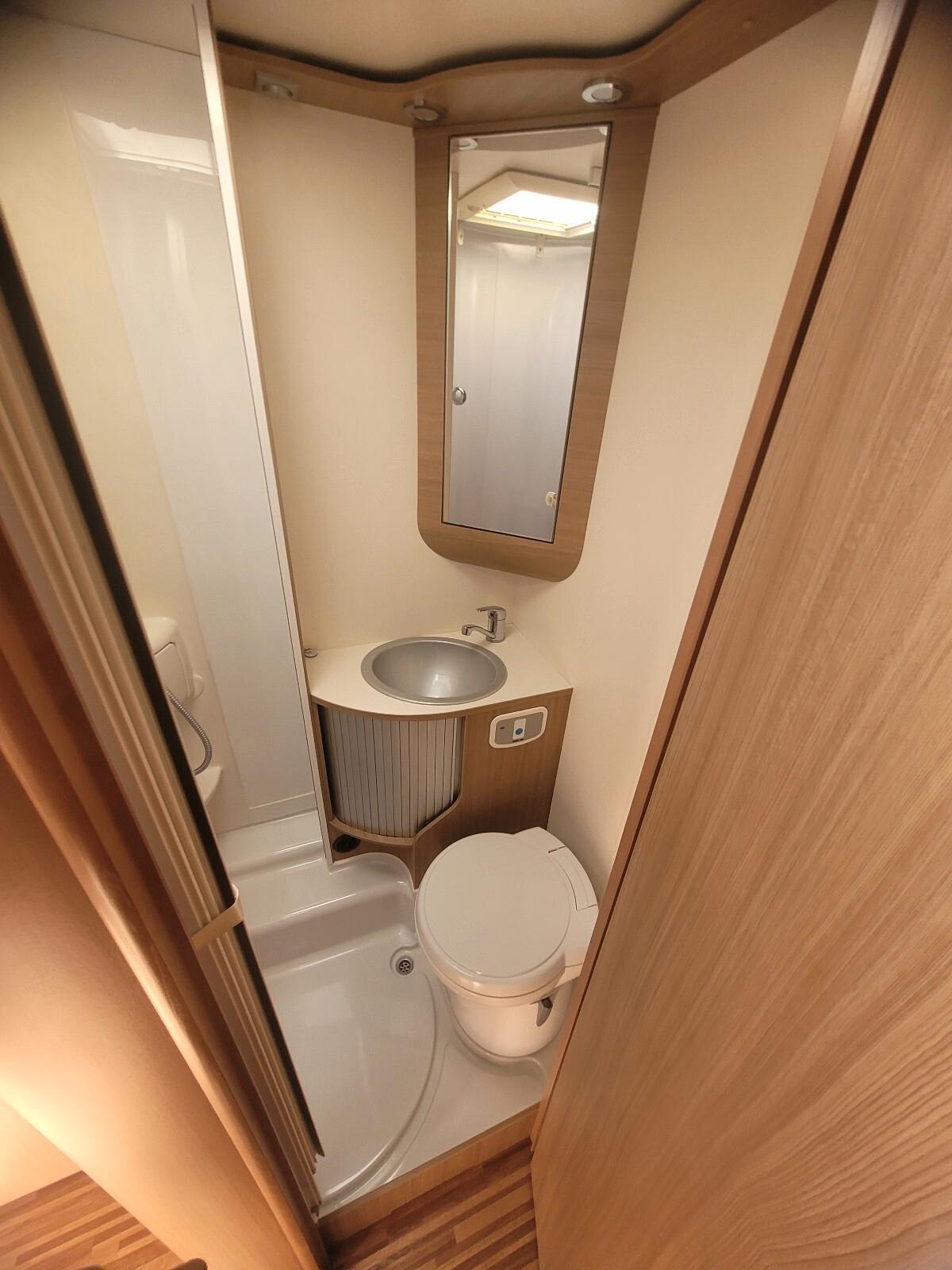 Adria MATRIX M 680 SP CON AMPIO GARAGE