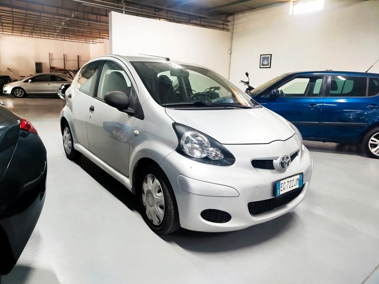 Toyota Aygo 1.0 12V VVT-i 5 porte Lounge MMT PER NEO PATENTATI