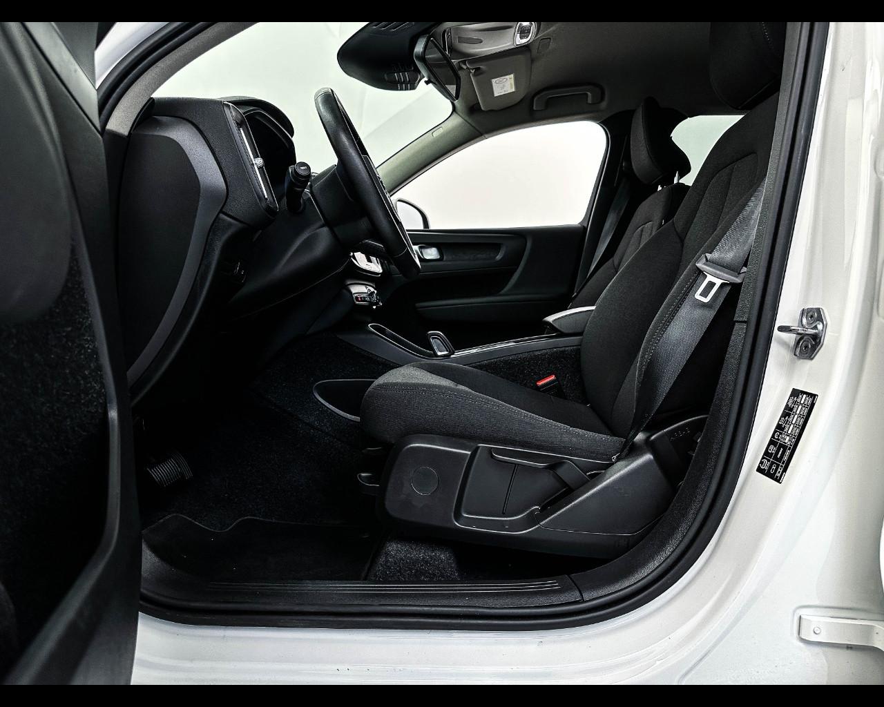 VOLVO XC40 (2017-->) - XC40 T2 Geartronic Momentum