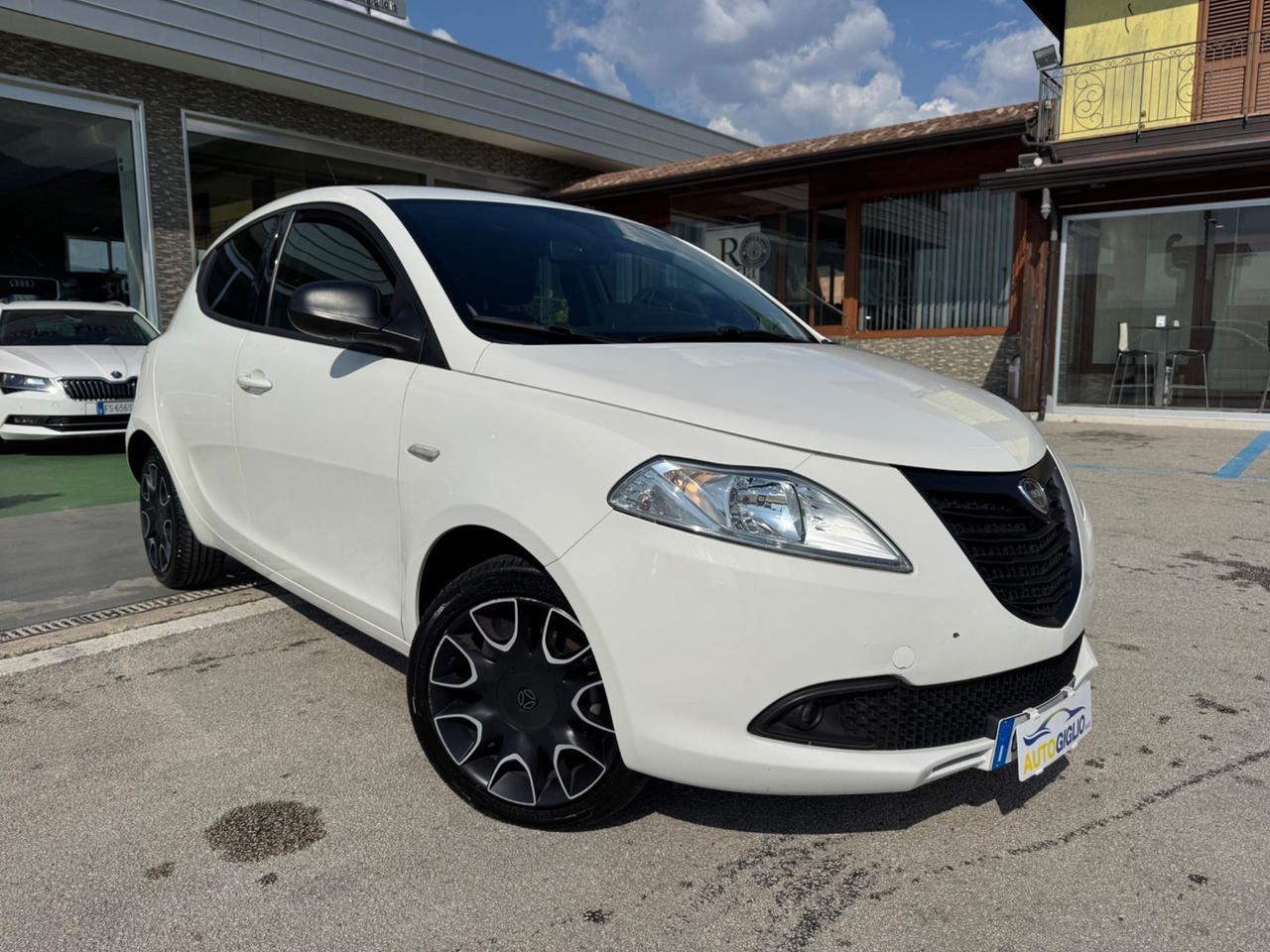 Lancia Ypsilon 1.3 MJT 16V 95 CV 5 porte S&S MOMO DESIGNE