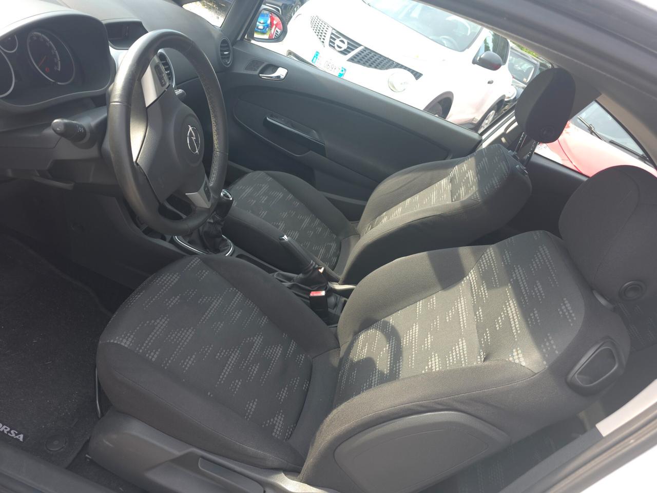 Opel Corsa 1.2 3 porte b-color
