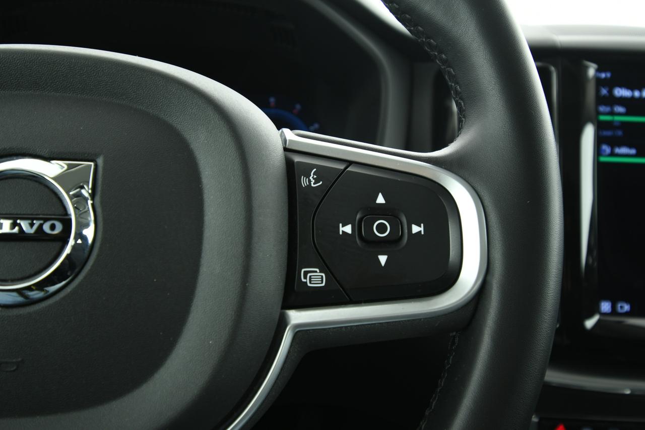 VOLVO XC60 2.0 b4 Momentum awd auto CAMERA+APP CONNECT+FULL LED