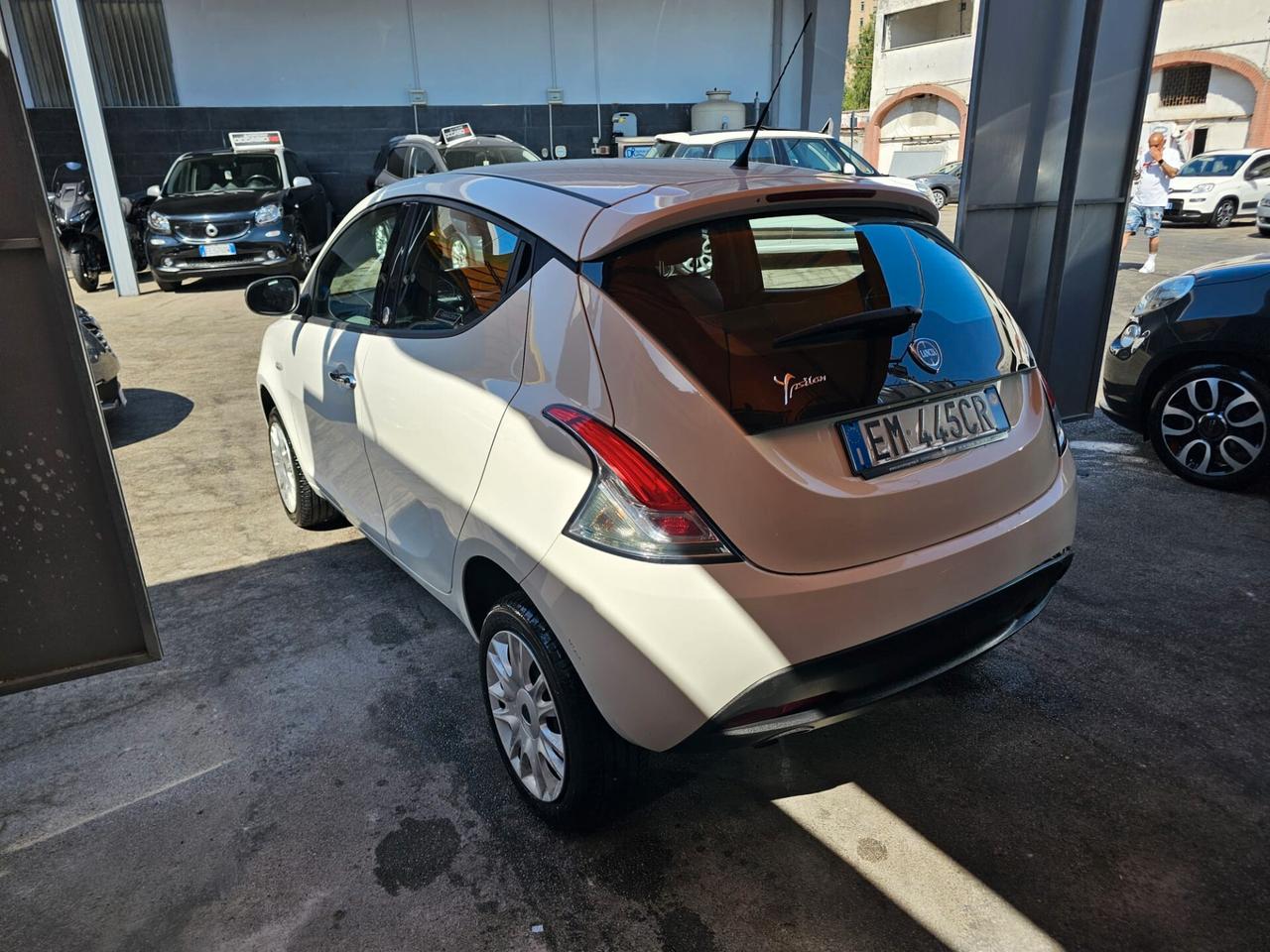 Lancia Ypsilon 0.9 TwinAir 85 CV 5 porte Metano Ecochic Silver