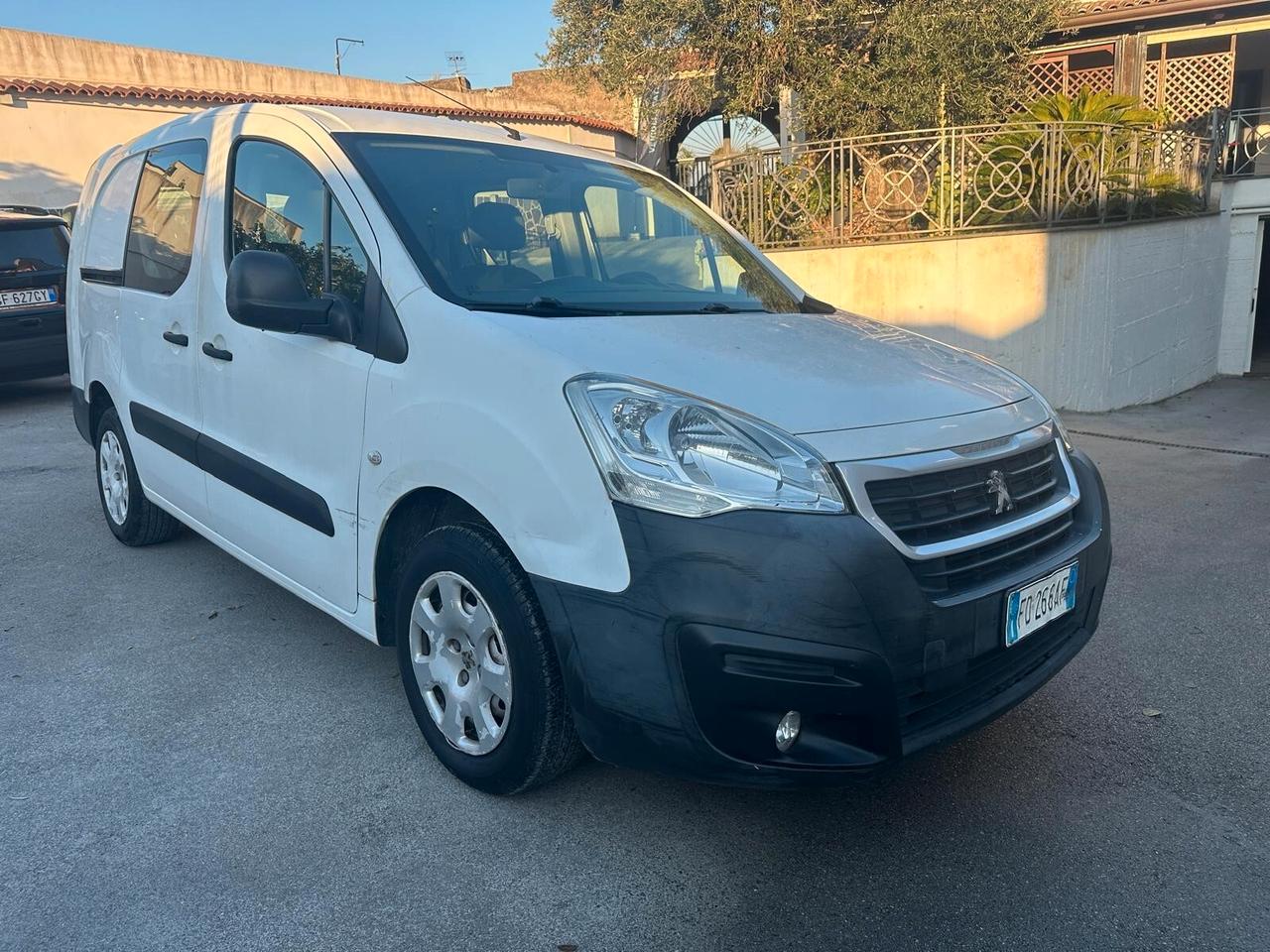 Peugeot Partner Tepee BlueHDi 100 Outdoor