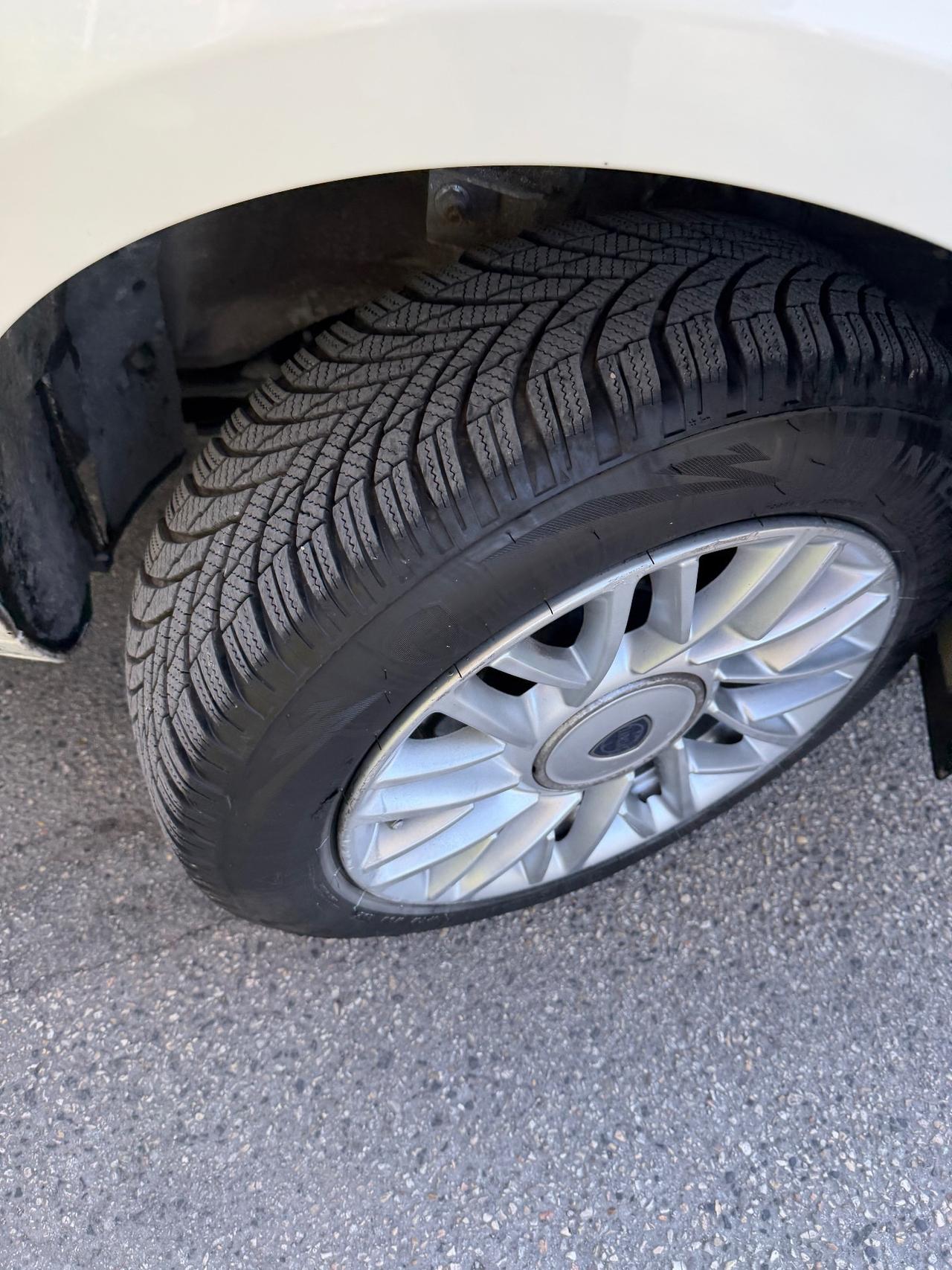 Lancia Ypsilon 0.9 TwinAir 85 CV 5 porte Metano Ecochic Silver