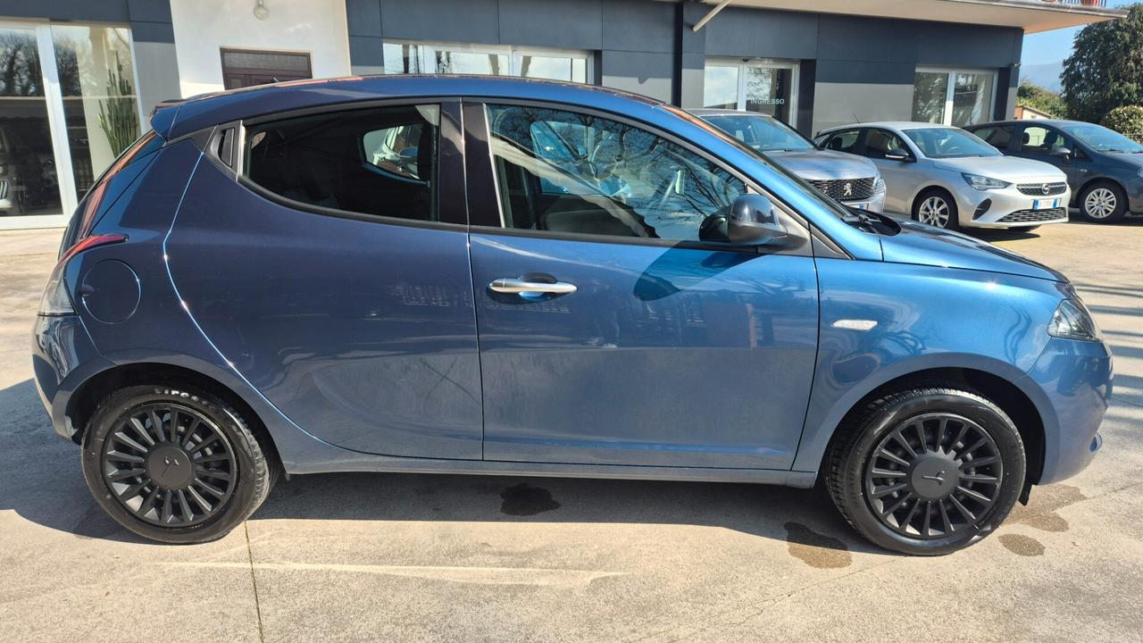 Lancia Ypsilon 1.0 FireFly 5 porte S&S Hybrid Silver