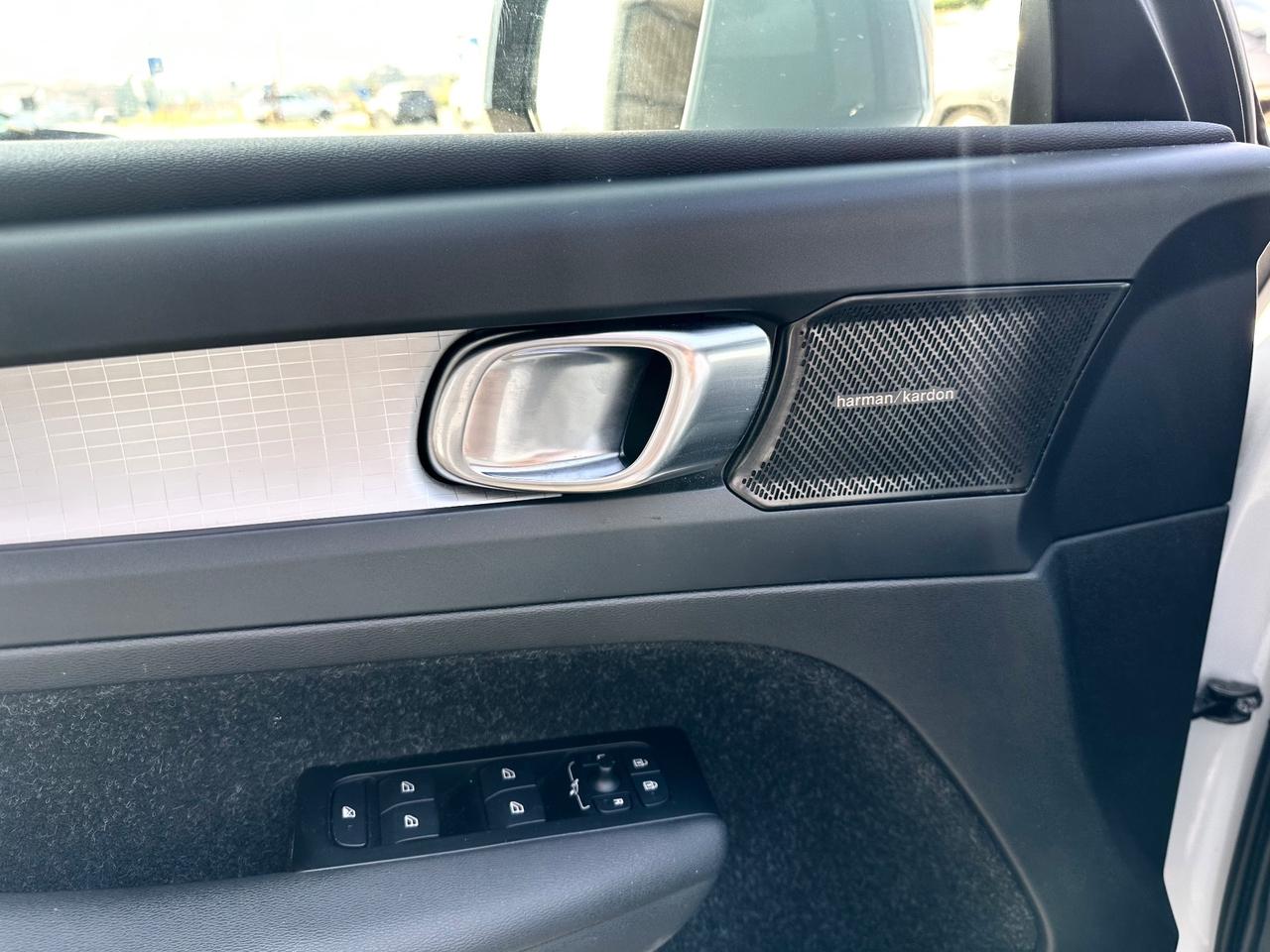 Volvo XC40 T2 Momentum Pro Harman/Kardon