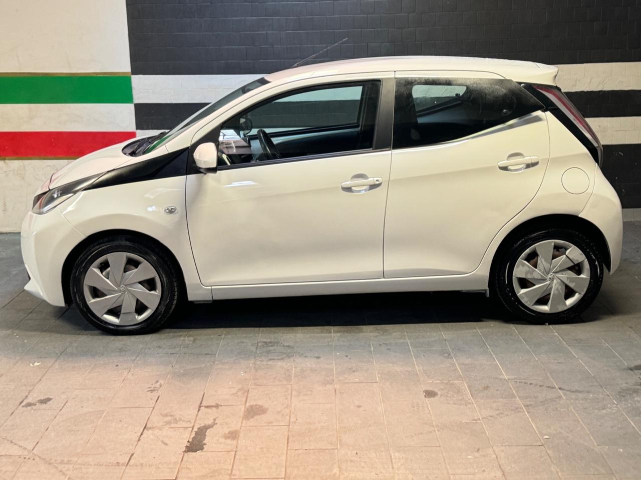 Toyota Aygo 1.0 VVT-i 69 CV 5 porte x-black Tss