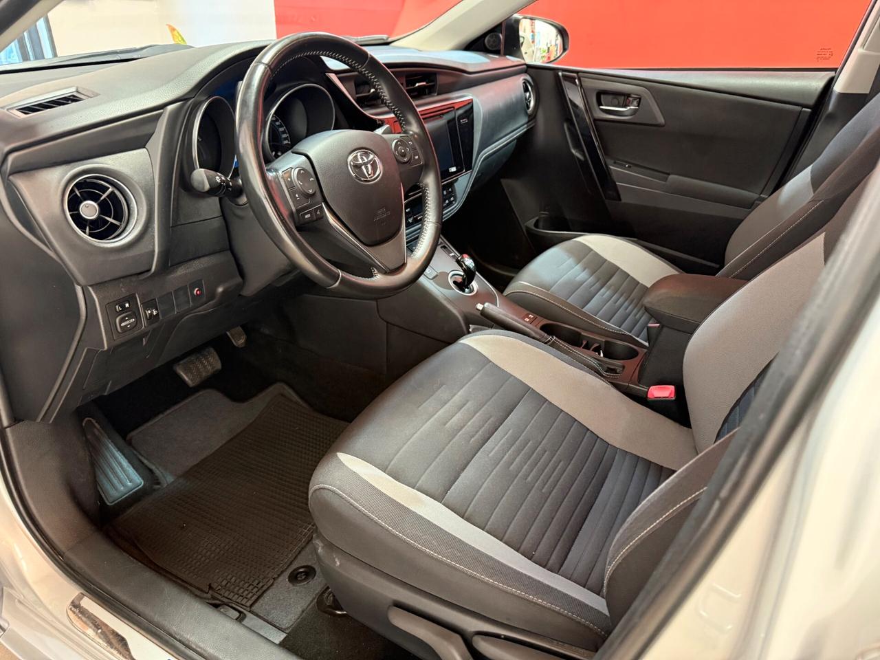 Toyota Auris 1.8 Hybrid Lounge