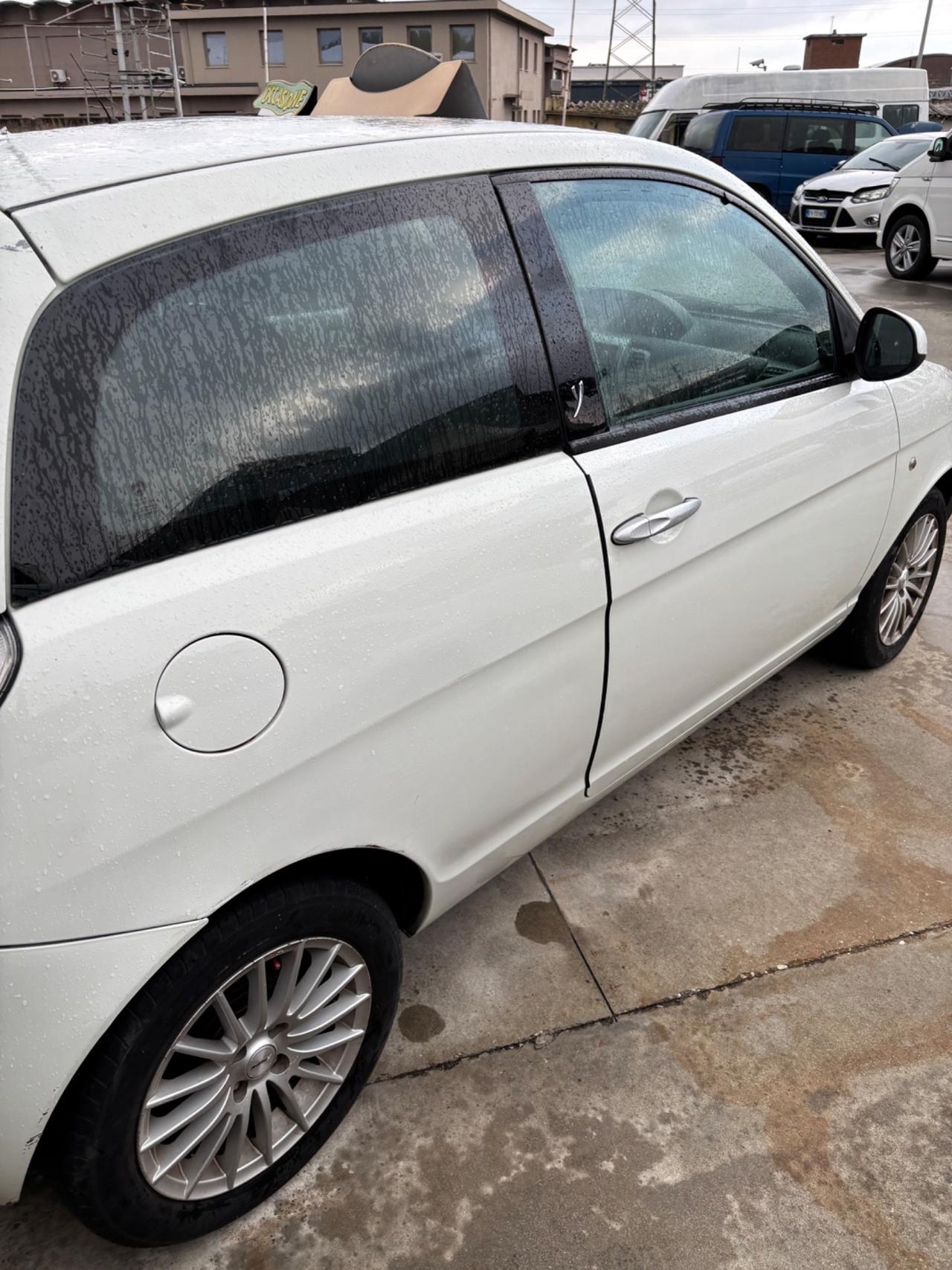 Lancia Ypsilon 1.3 MJT 75 CV Argento neo patentato