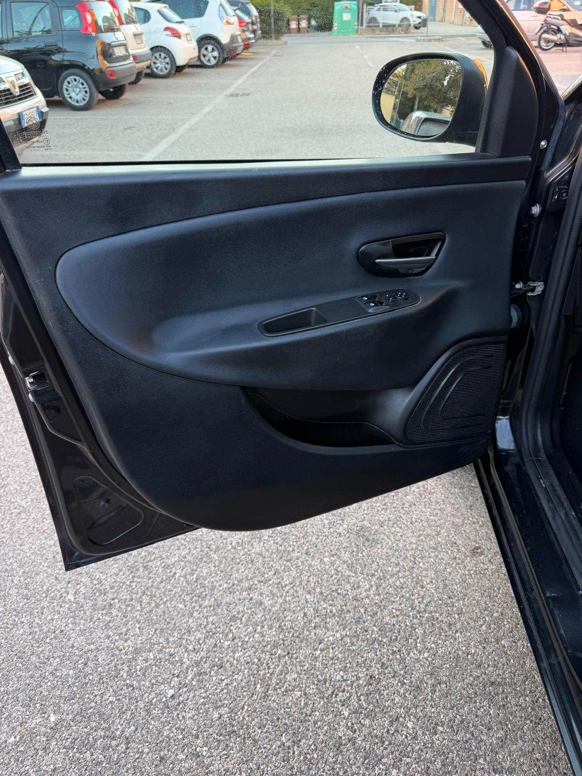 Lancia Ypsilon 0.9 METANO - NEOPATENTATI - 12 MESI DI GARANZIA -