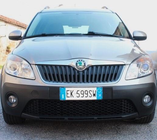 Skoda Roomster 1.2 TSI 86CV Scout CROSSOVER ASSETTO RIALZATO CLIMA AUTOMATICO SENSORI PARK