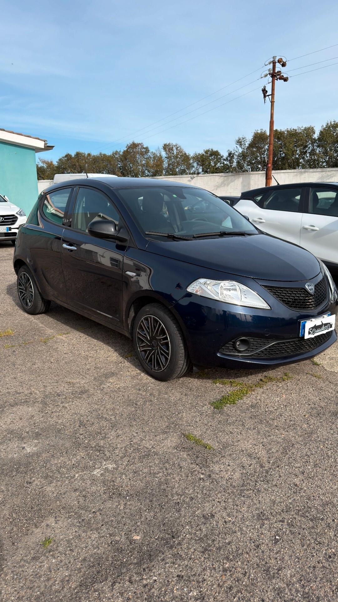Lancia Ypsilon 1.0 FireFly 5 porte S&S Hybrid Ecochic Silver