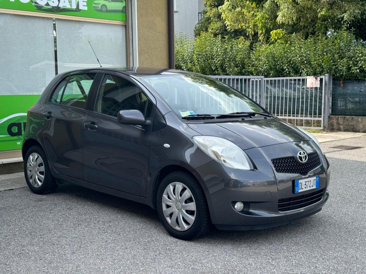 Toyota Yaris 1.3 5 porte 110.000 km NEONATENTATI