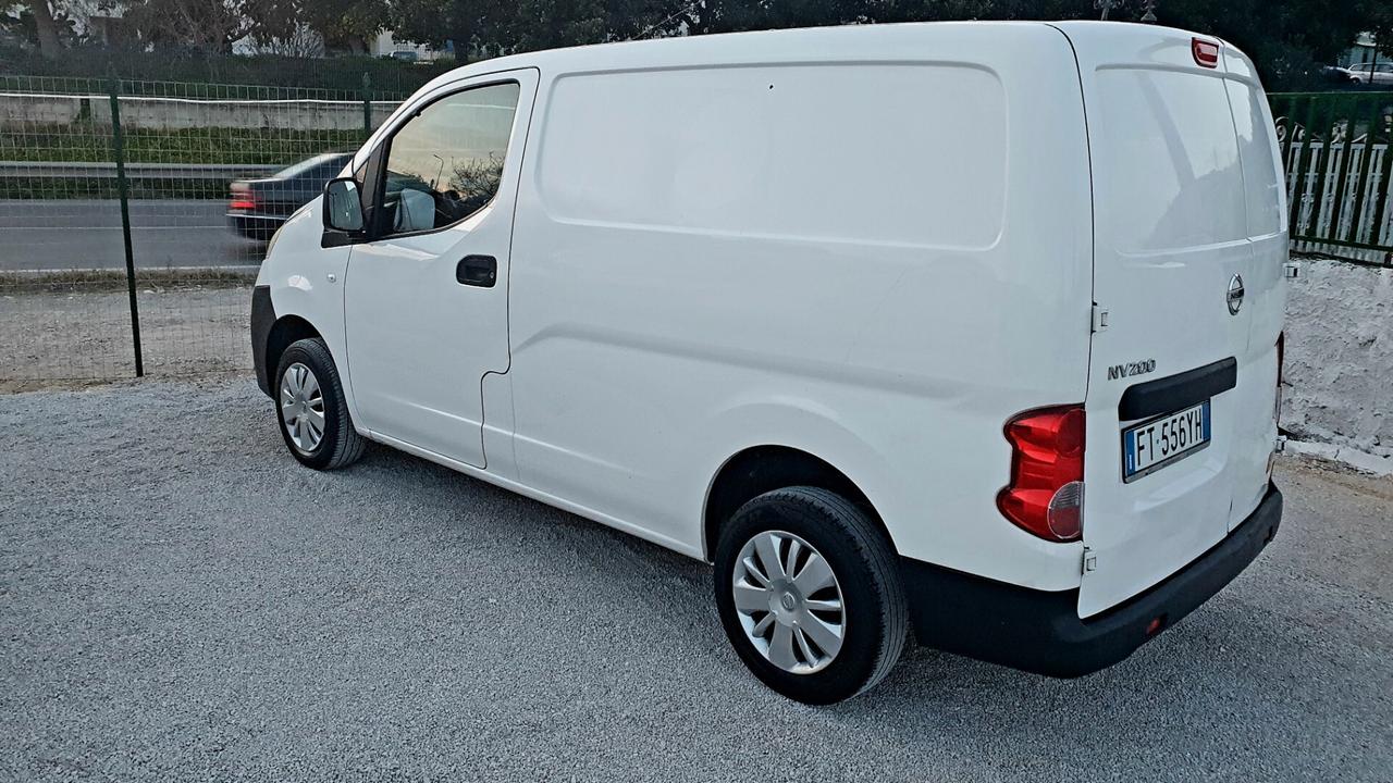 NISSAN NV 200