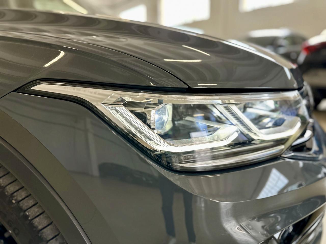 Volkswagen Tiguan 2.0 tdi R-Line 150cv DSG + Fari Matrix Service VW