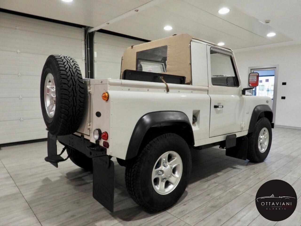 Land Rover Defender 90 turbodiesel Soft-top