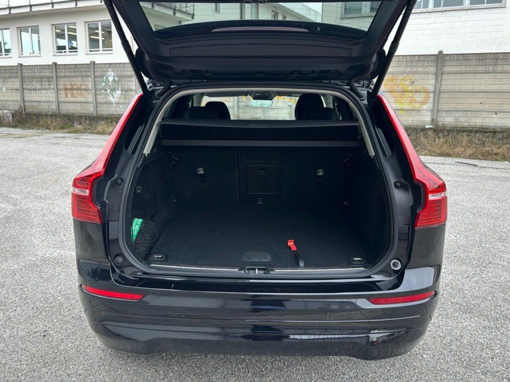 Volvo XC60 2.0 B4 Momentum Pro AWD Auto