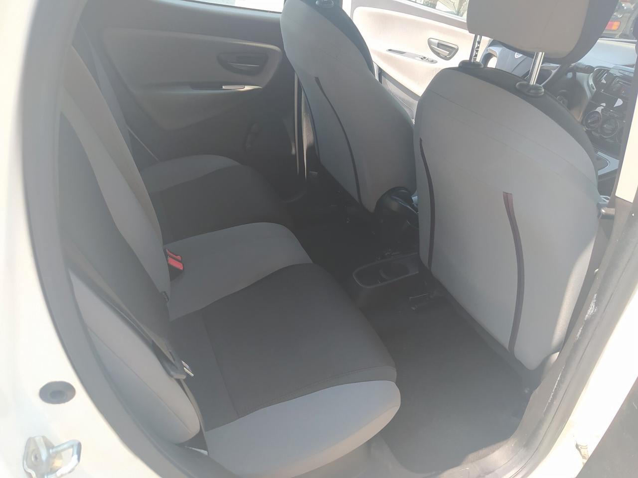 Lancia Ypsilon 0.9 TwinAir 85 CV 5 porte Metano Ecochic Silver Neopatentati
