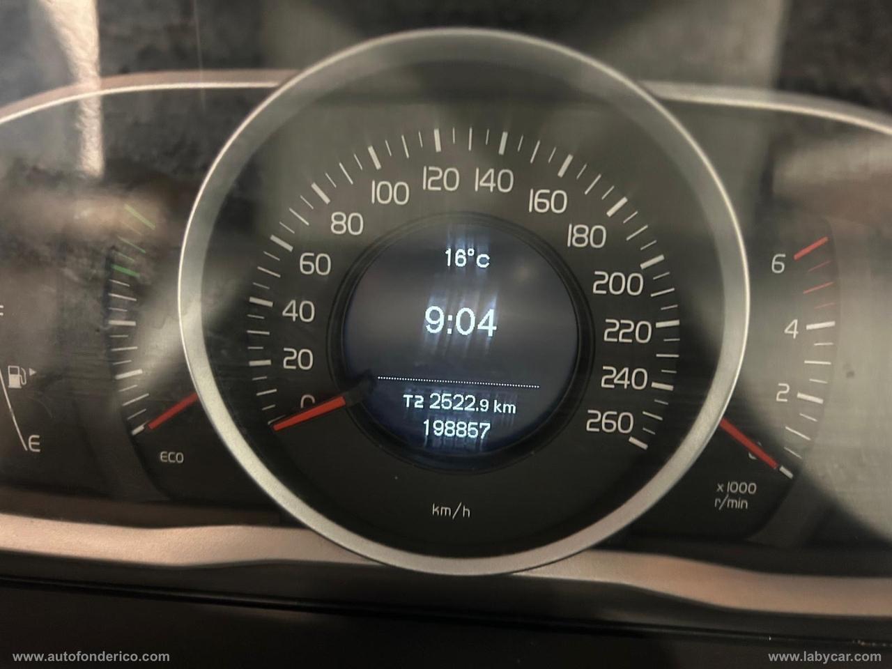 VOLVO XC60 D4 R-design Momentum