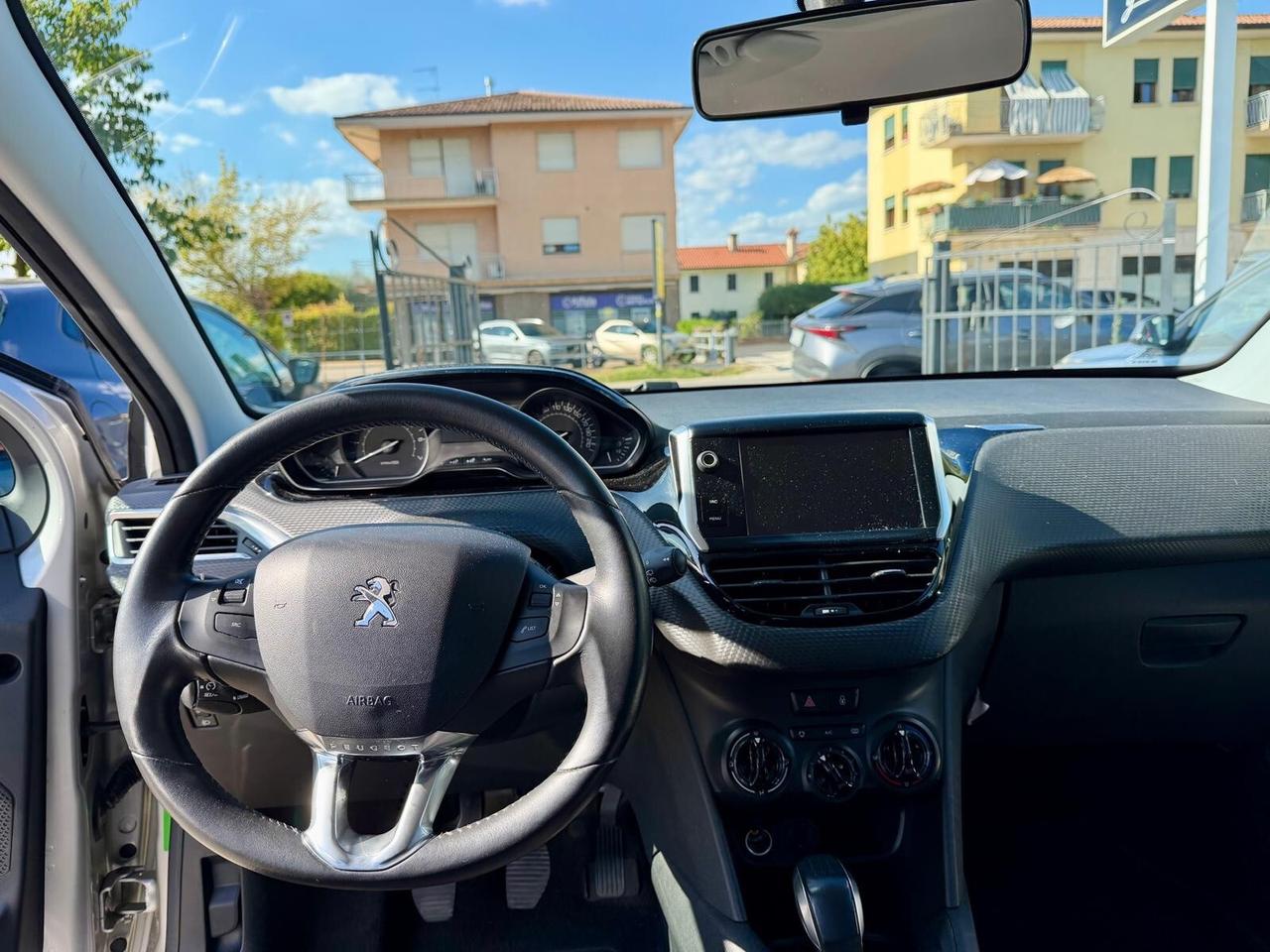 Peugeot 208 1.2 benzina neopatentati