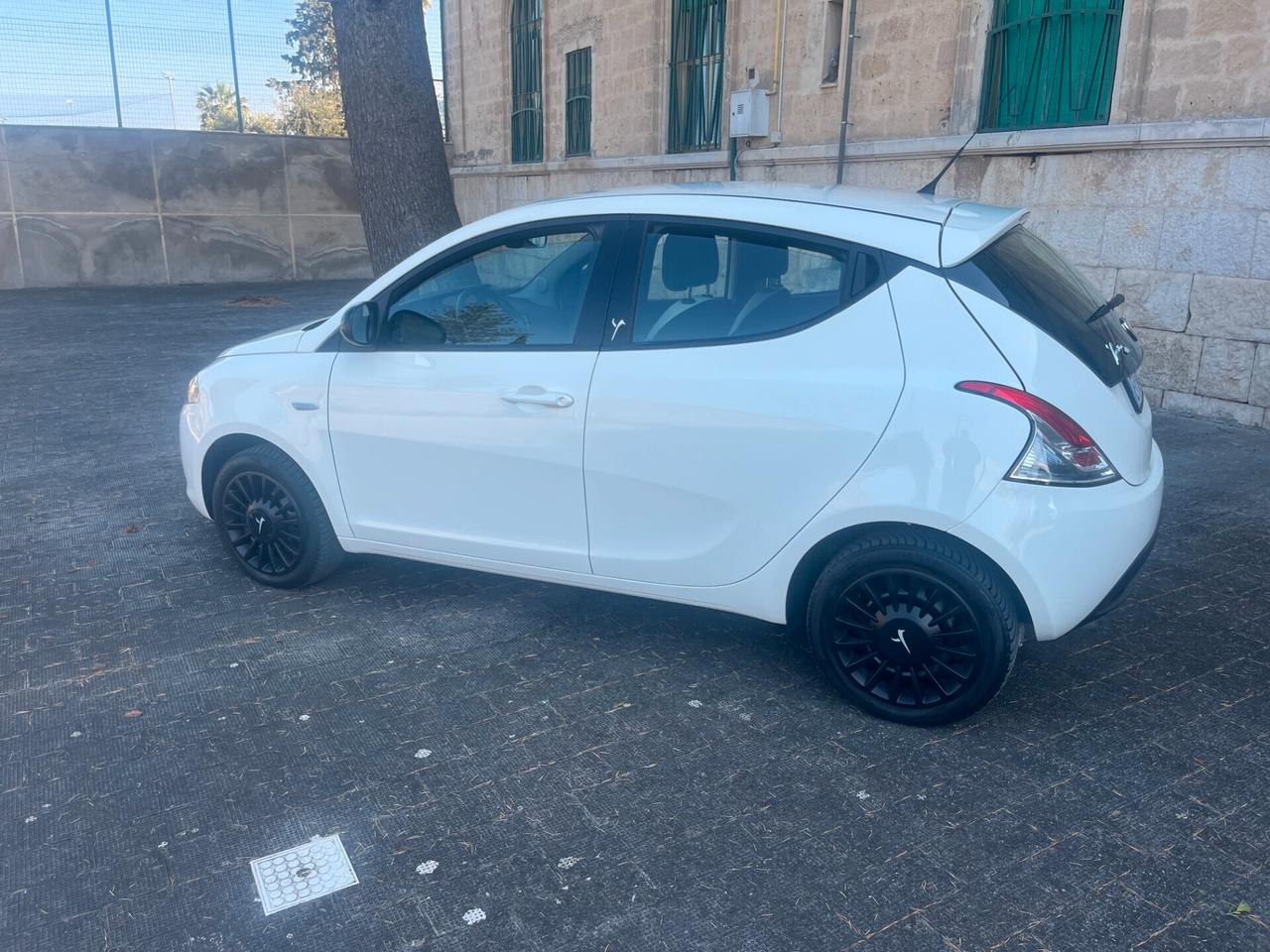 Lancia Ypsilon 1.2 69 CV 5 porte X NeoPatentati