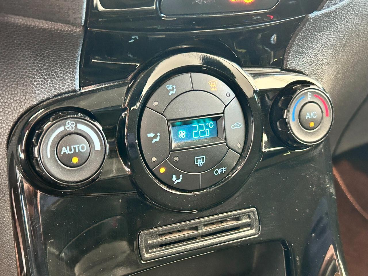 Ford Fiesta *TITANIUM*NEOPATENTATI*ONESTA*COSTA TROPPO POCO*