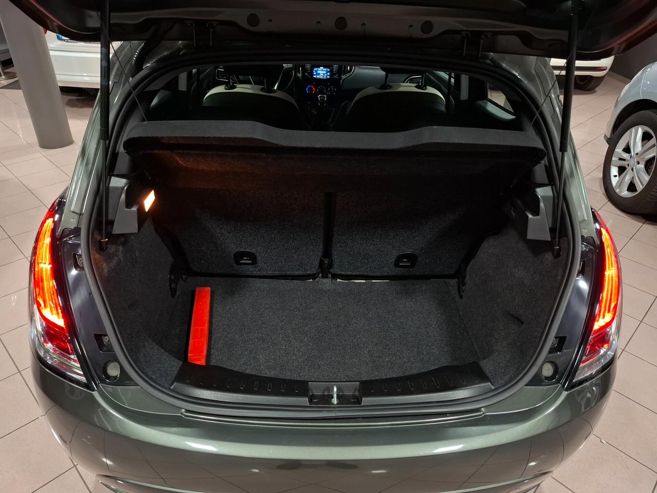 Lancia Ypsilon 1.2 benzina Silver Neopatentato