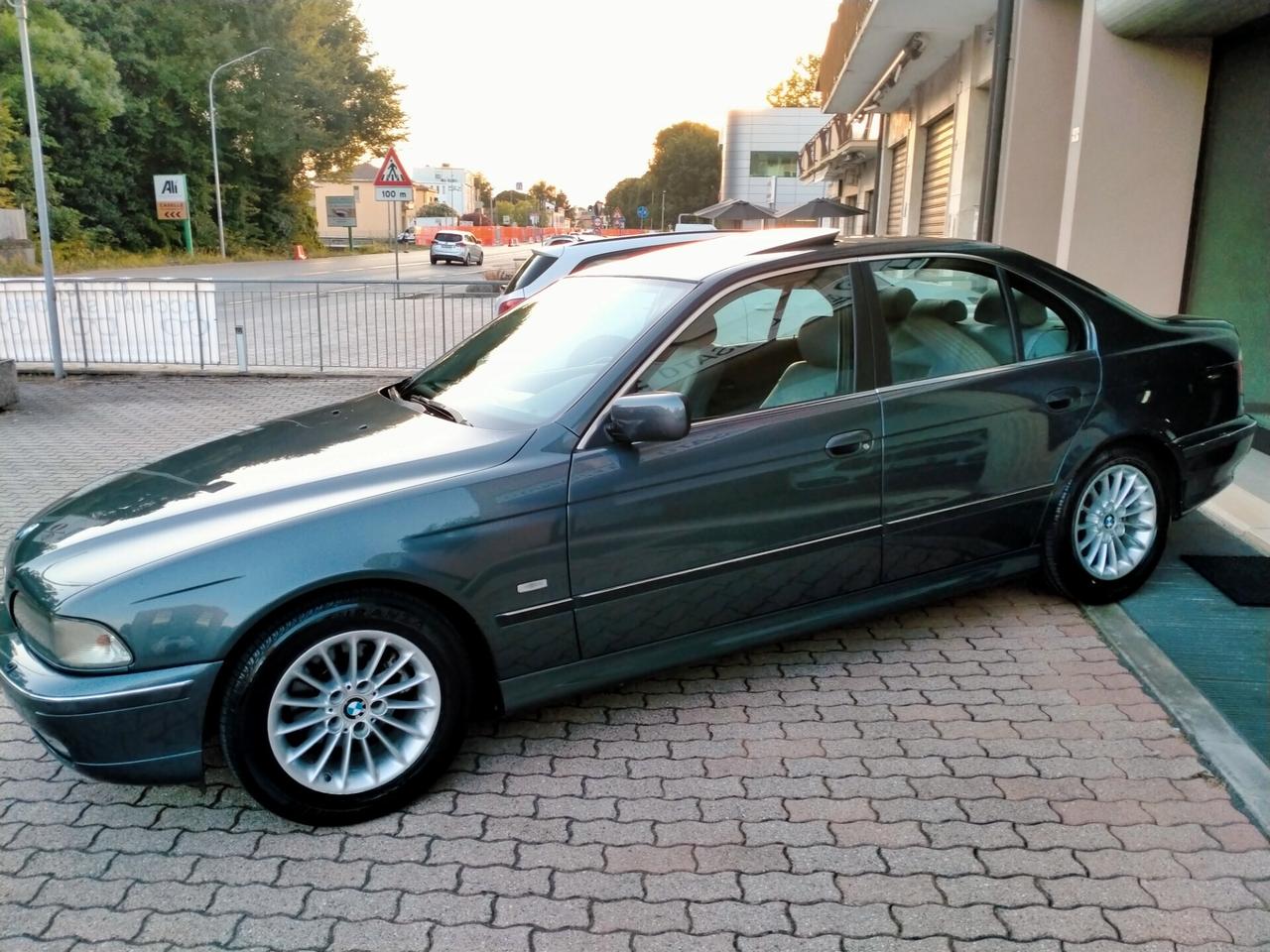 BMW 528 i E39 ATTIVA 193CV TARGA ORIGINALE / INTERNI PELLE / TETTO / AUTOMATICA