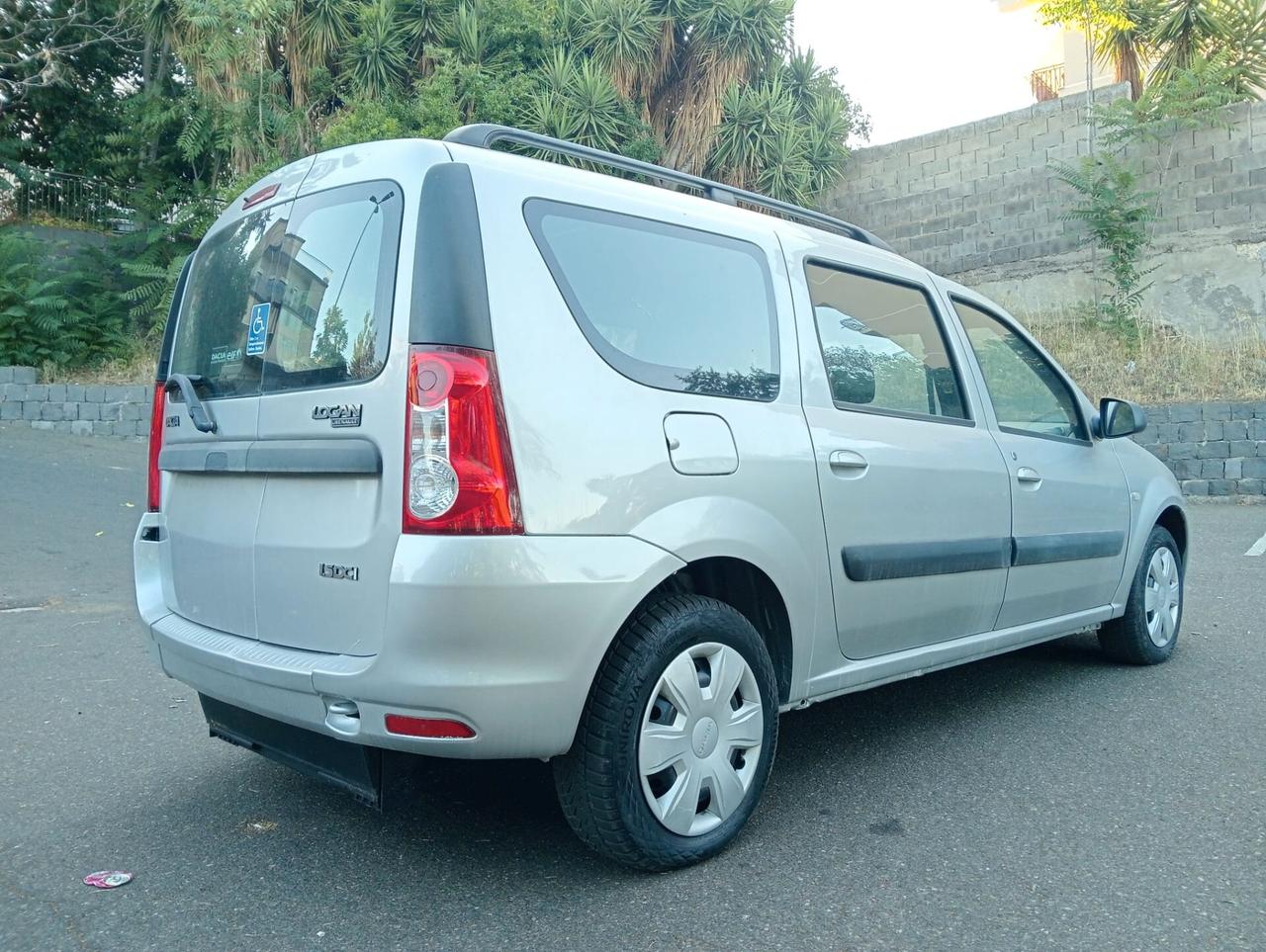 Dacia Logan pianale ribassato trasporto disabili