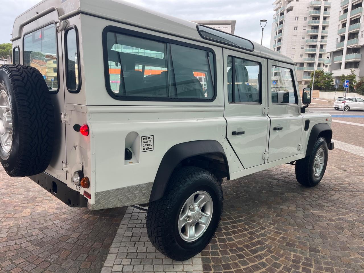 Land Rover Defender 110 2.4 TD4 Hard Top SE