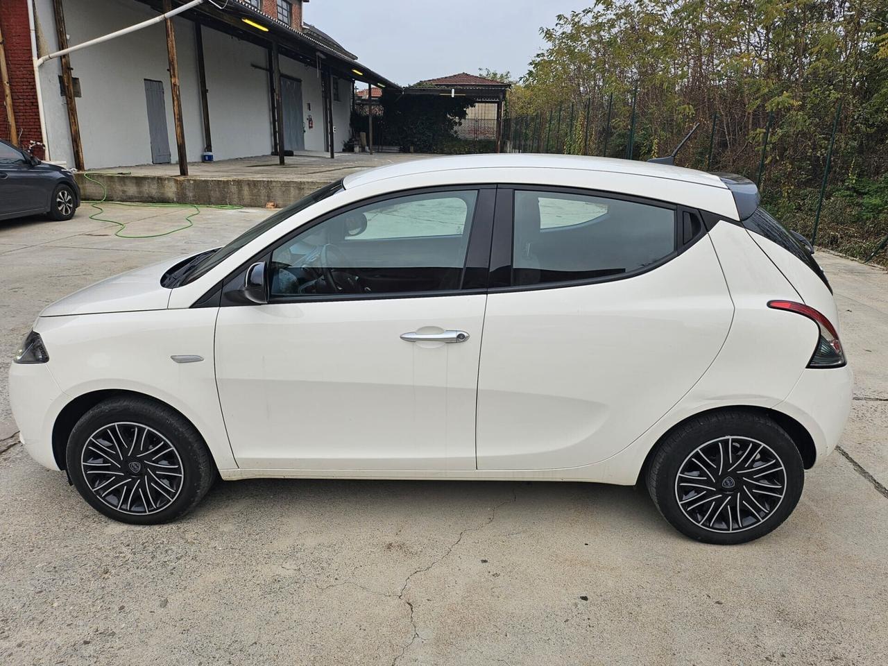 Lancia Ypsilon 1.0 FireFly 5 porte S&S Hybrid Silver