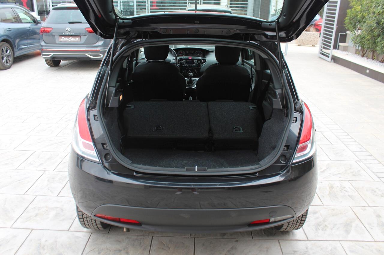 Lancia Ypsilon 1.0 FireFly 5 porte S&S Hybrid Ecochic Silver