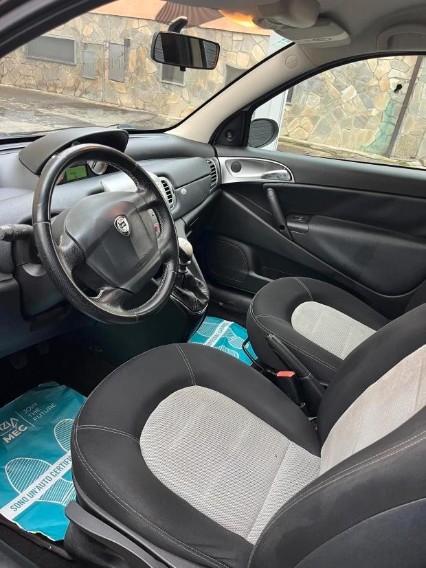 Lancia Ypsilon 1.2 Momo Design