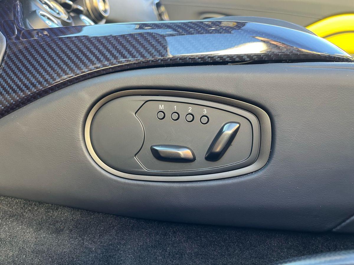 ASTON MARTIN V12 VANTAGE ROADSTER