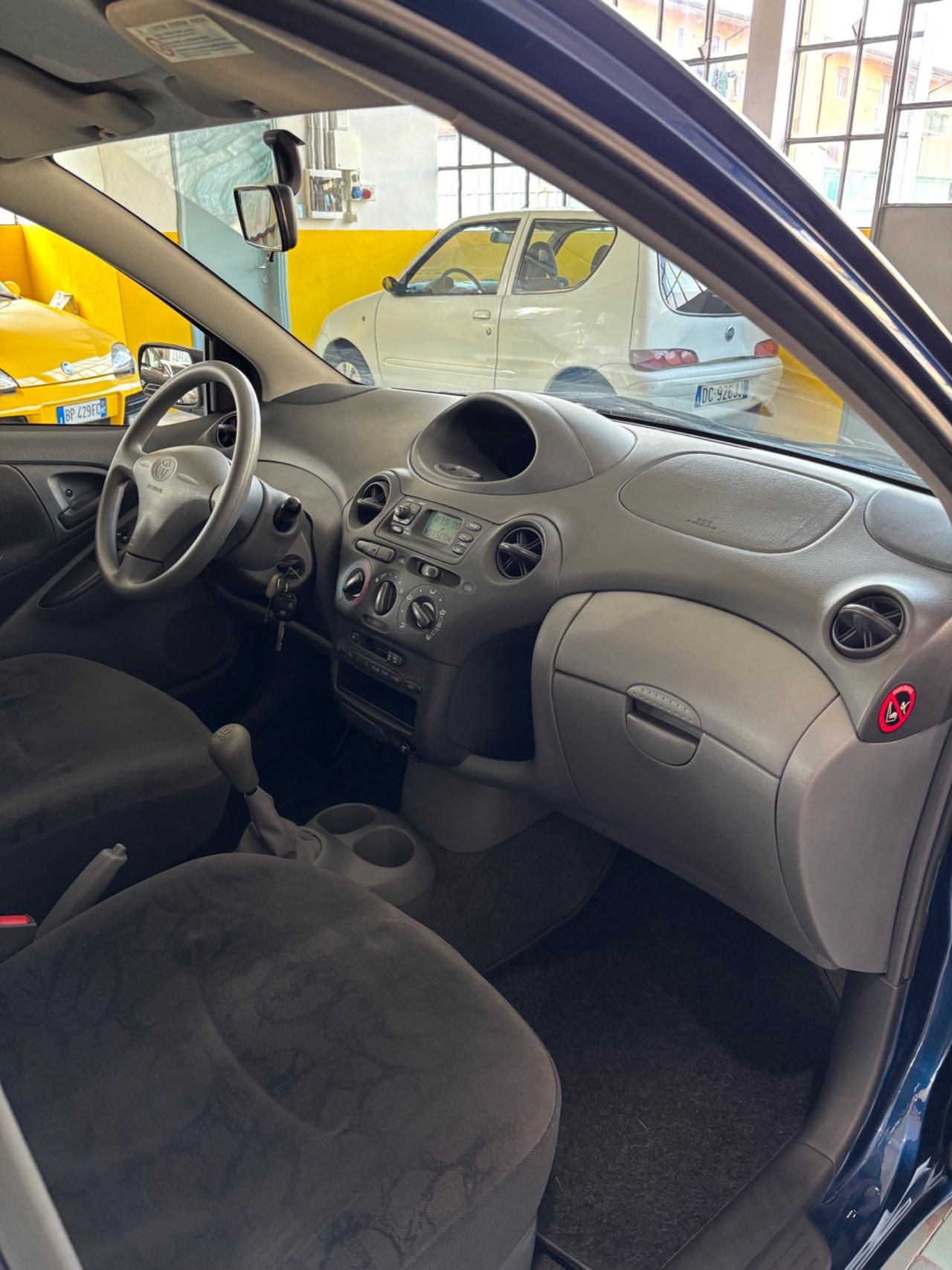 Toyota Yaris 1.0i 16V SOLO 9 MILA KM!!!