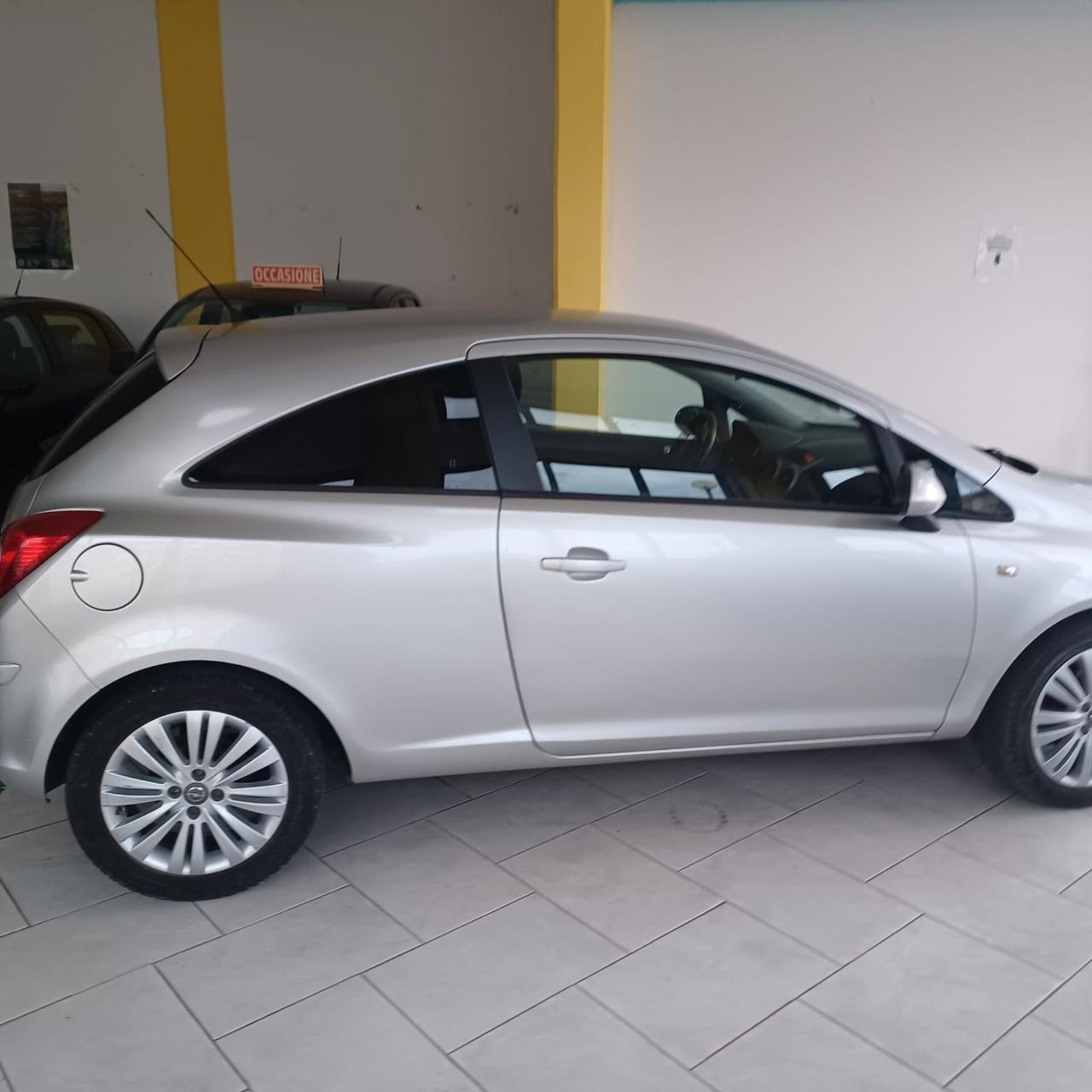 NEOPATENTATI BENZINA/GPL CORSA 1.2