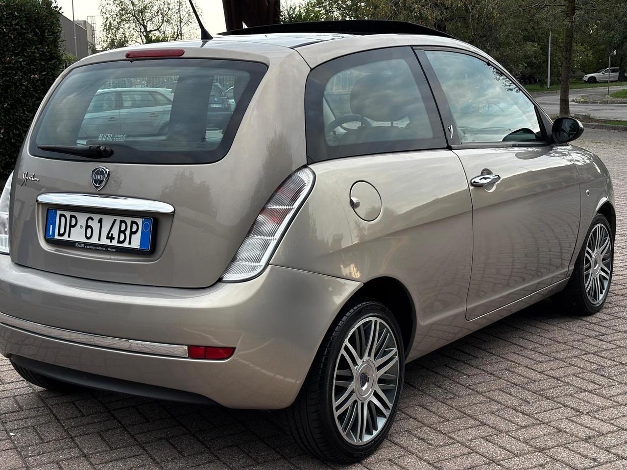 Lancia Ypsilon 1.4 16V Sport MomoDesign – €3.700 | 105.000 km