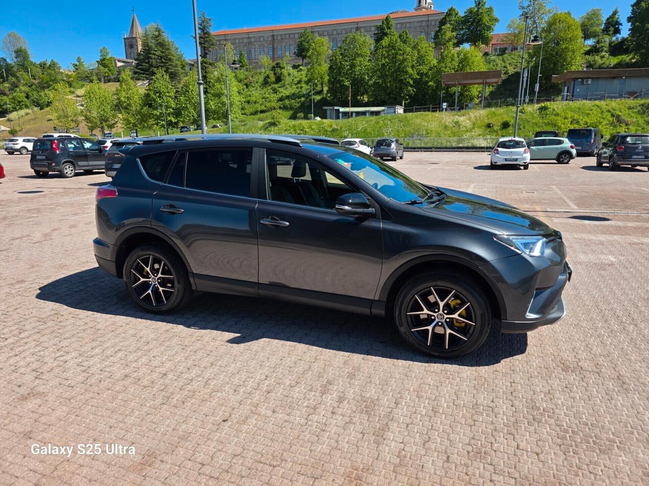 toyota rav4 2.0 D-4D valutiamo usato