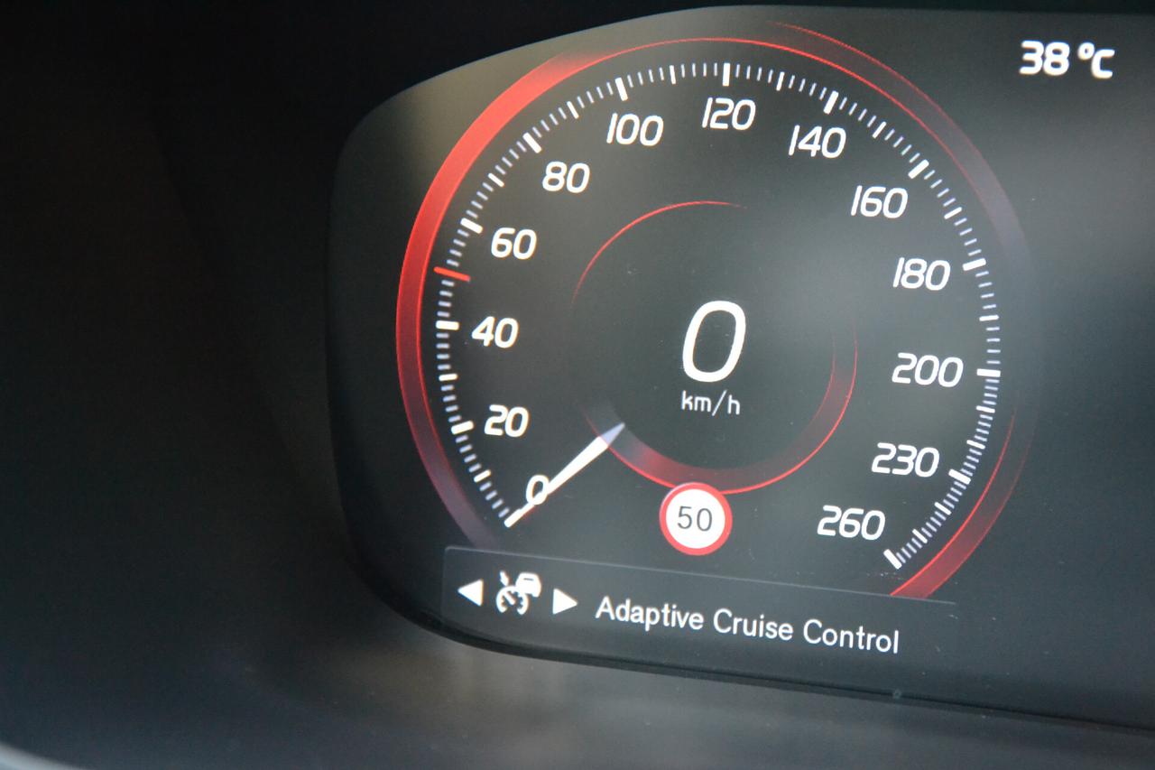 Volvo XC 60 2.0 D4 190CV AWD R-DESIGN AUTOM. **LED-NAV-PEL-360