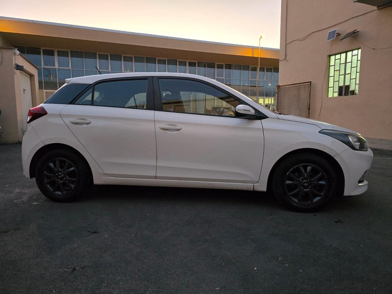 Hyundai i20 1.2 84 CV 5 porte Comfort unico proprietario garanzia 12 mesi accetto permute