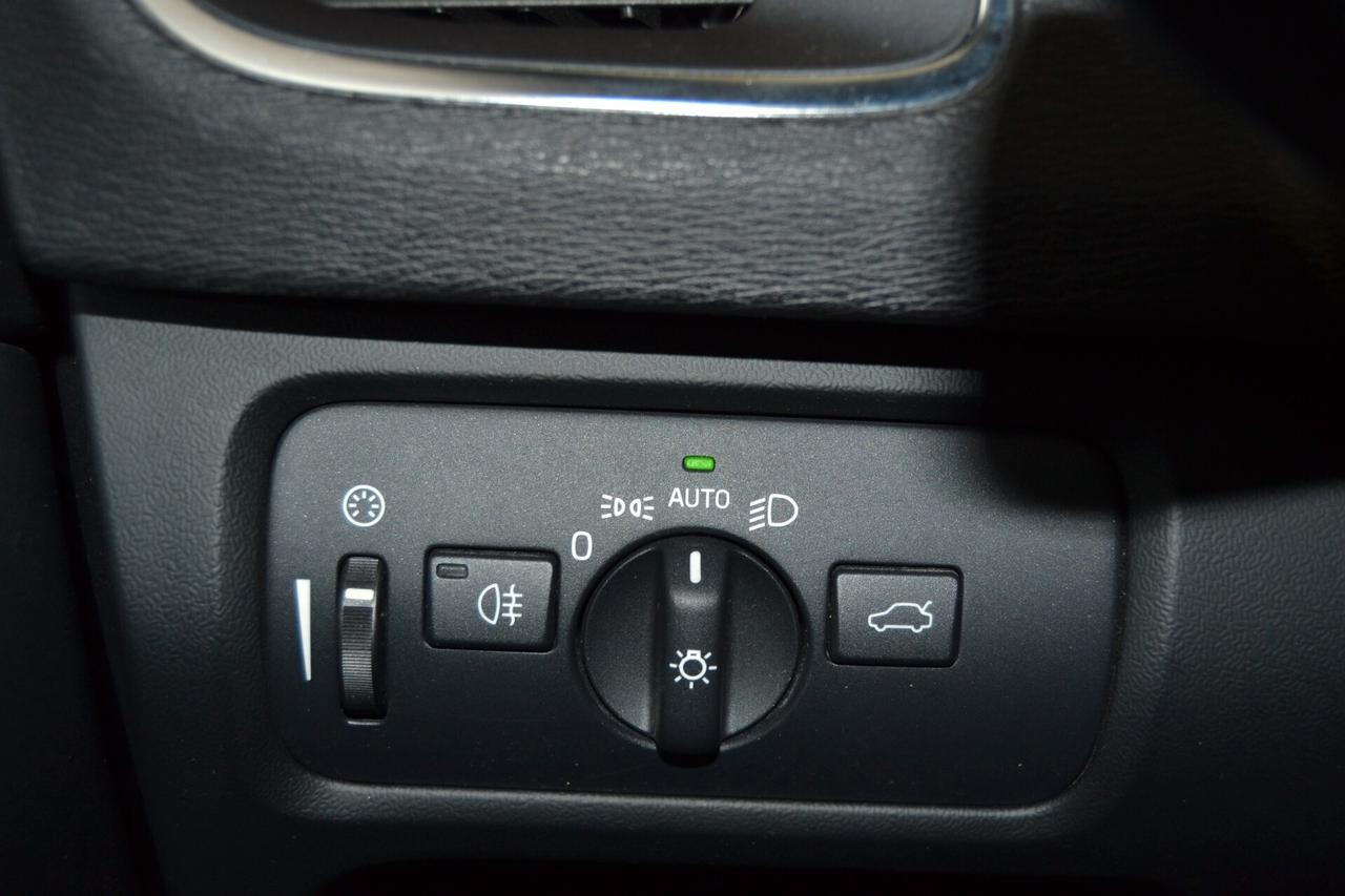 Volvo V40 D2 1.6 R-Design UniPro/Navi/Xenon/Cruse/Pelle