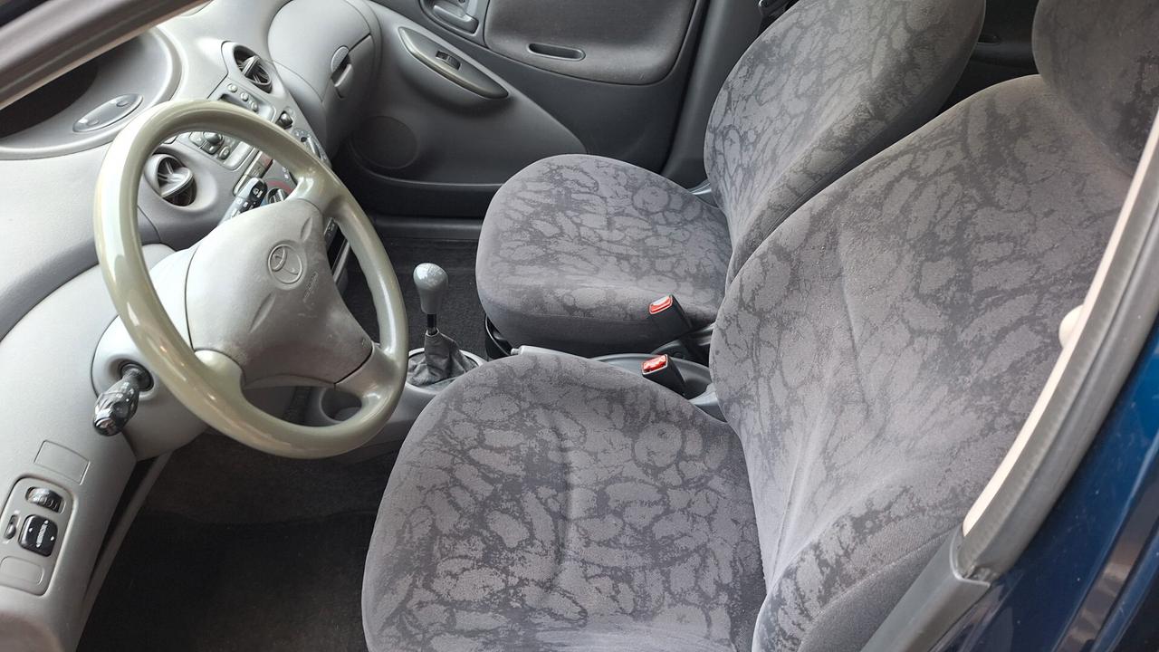 Toyota Yaris 1.0i 16V cat 5 porte Sol