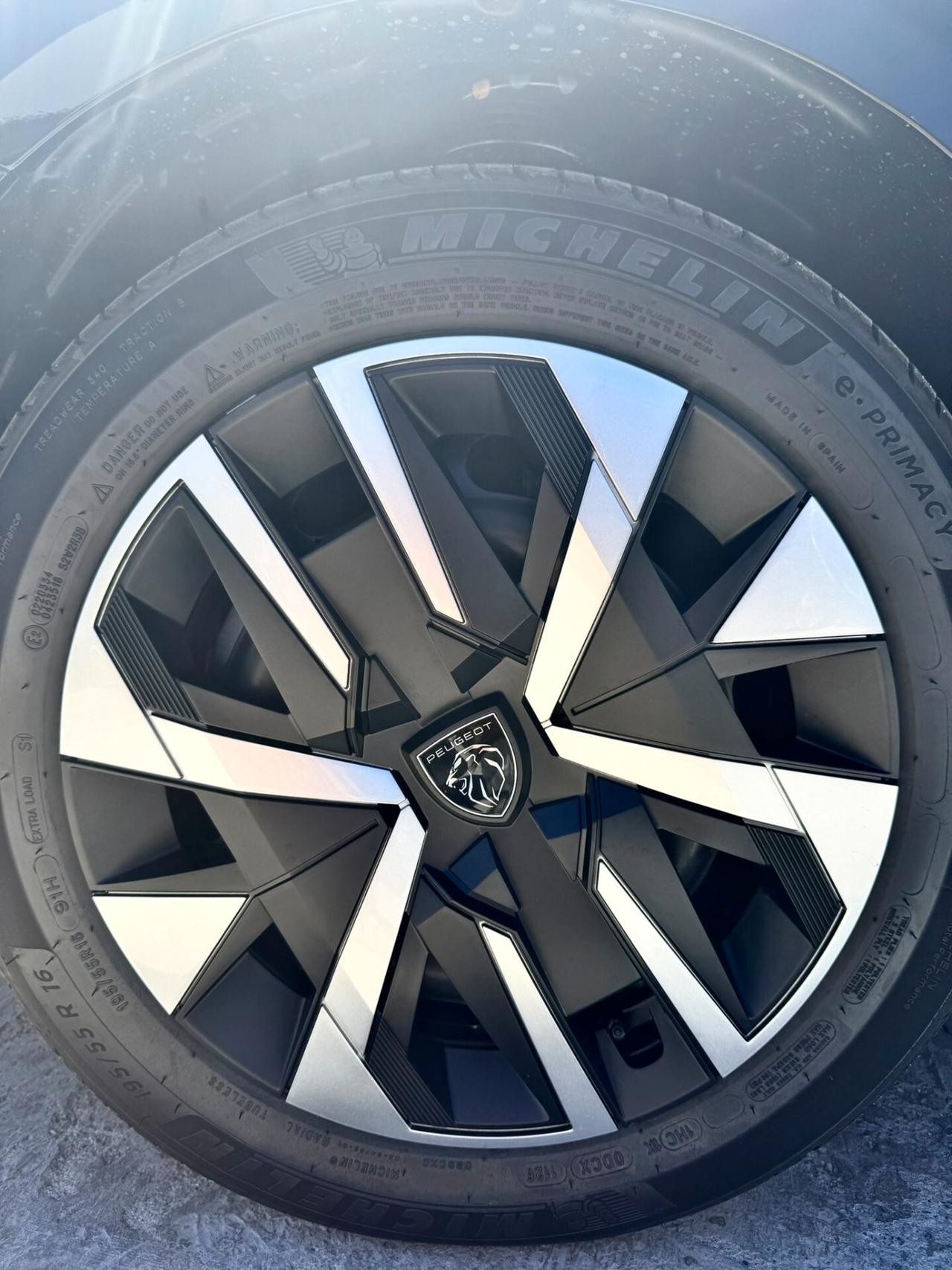 Peugeot 208 Hybrid 100 CV Business