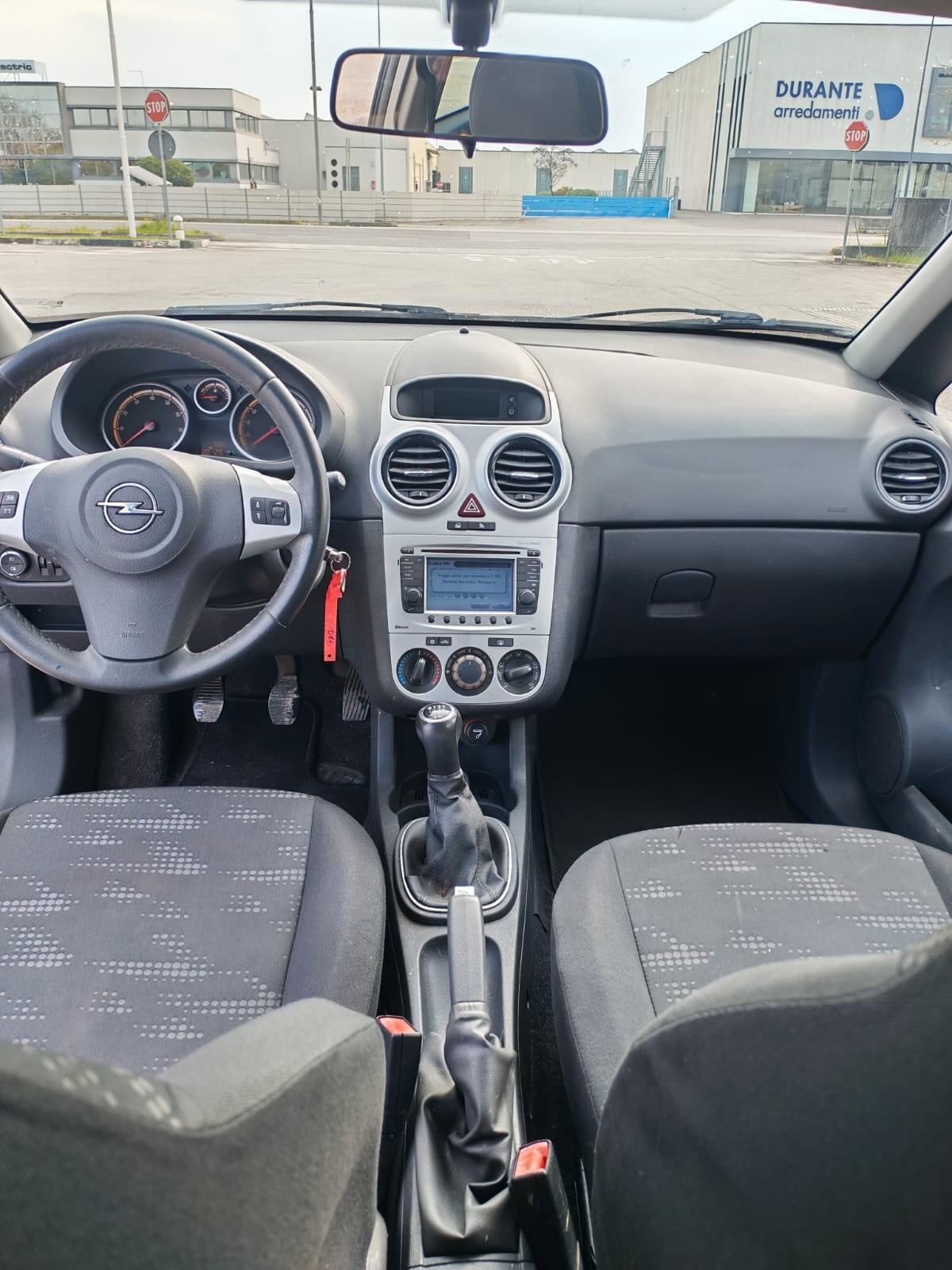 Opel Corsa 1.2 3 porte b-color