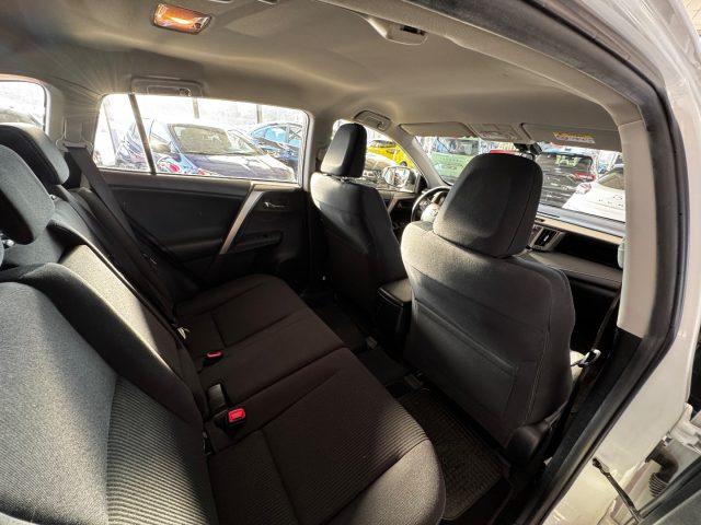 TOYOTA RAV 4 TD 2WD Style White Ed.