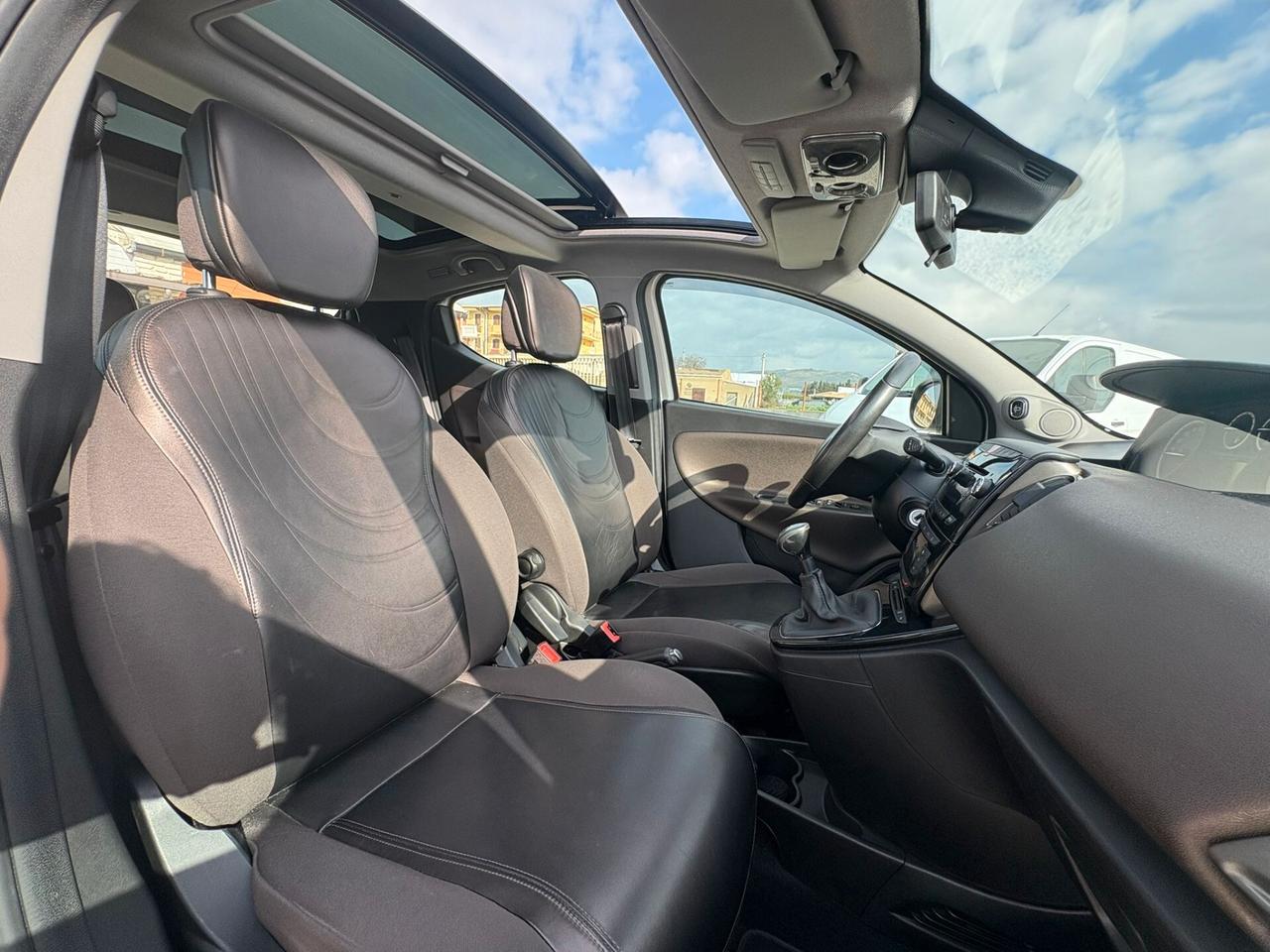 Lancia Ypsilon 0.9 TwinAir 85 CV 5 porte S&S Black&Red