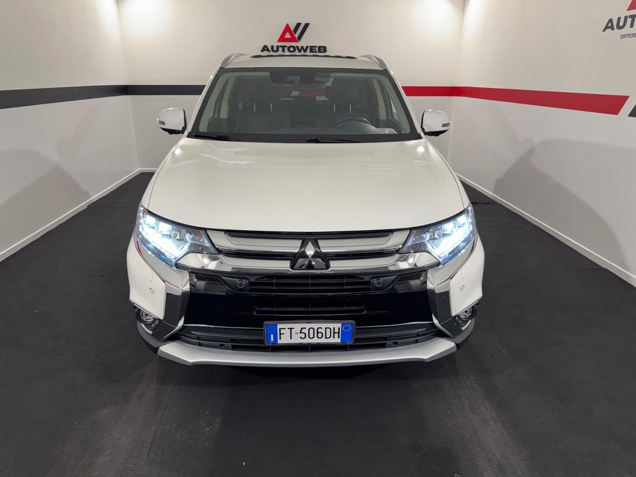 Mitsubishi Outlander 2.2 DI-D 4WD Instyle Plus SDA 7 posti