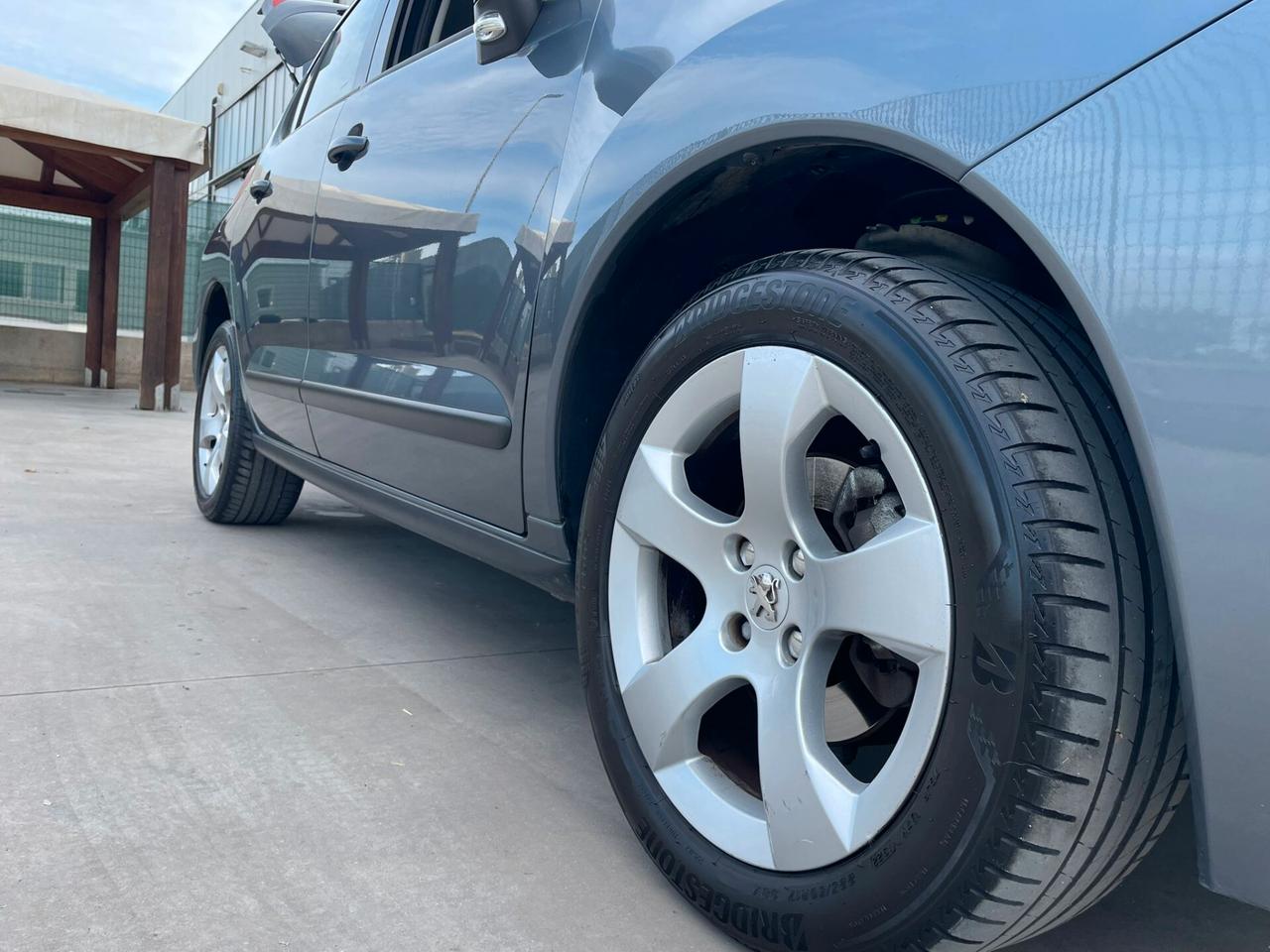 Peugeot 3008 1.6 e-HDi 115CV cambio robotizzato Stop&Start Allure